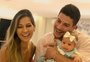 Arthur Aguiar mostra rosto da filha com Mayra Cardi e vira alvo de xingamentos e piadas