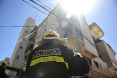  FARROUPILHA, RS, BRASIL 26/12/2018Um incêndio atinge um apartamento na área central de Farroupilha na manhã desta quarta-feira. Segundo o Corpo de Bombeiros, as chamas se iniciaram por volta das 7h30min em um dos quatro andares do edifício Vêneto, 389, que fica na Avenida Independência, próximo ao Hospital São Carlos. Moradores relatam que ouviram uma explosão neste horário. (Lucas Amorelli/Agência RBS)