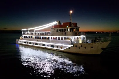 Barco Cisne Branco é opção para dia dos namorados