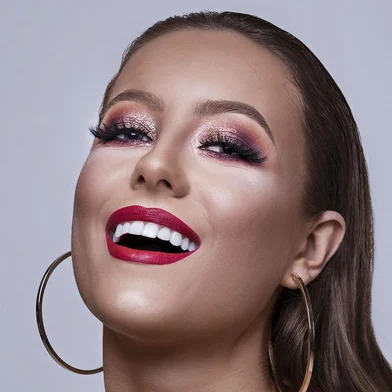 A florense Vanessa Carra, que acaba de instaurar em Caxias do Sul sua beauty house, ensina o make em três lindas inspirações para causar nas festas de fim de ano. Modelos: Cristine Sartor, Flávia Frosi e Vanessa CarraFotos: Silas AbreuAgradecimentos: Marcos Moreira e Natália Lessa