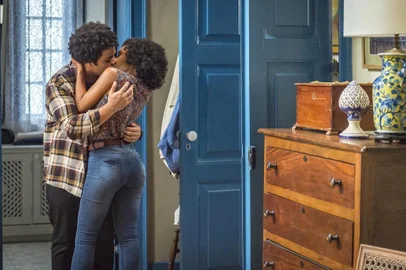 Em Espelho da Vida, Sheila (Dandara Albuquerque) seduz Bola (Robson Nunes), que tenta fugir. Mas os dois se beijam. FOTO EXCLUSIVA COLUNA SINAL ABERTO