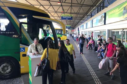 Movimento na rodoviária de Caxias do Sul para o feriadão de Ano Novo
