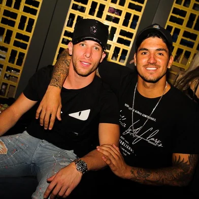 Arthur Melo e Gabriel Medina curtem noite no 300 Cosmo Beach Club, restaurante de sócios gaúchos em Jurerê Internacional.