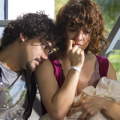 Tais ( Renata Gaspar ) senta na escada com Lia ( nene ), que consegue mamar pela primeira vez. Pedro ( George Sauma ) chega e ambos ficam tocados pelo momento
