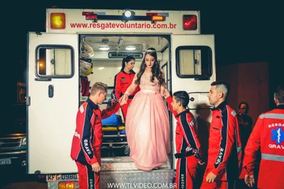 Fotos da festa de 15 anos de Raquel Moro, que sofreu um grave acidente de carro em 2017 e, em 2018, entrou na festa acompanhada pelos socorristas que ajudaram a salvar sua vida