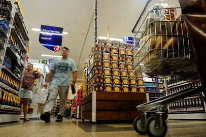  CAXIAS DO SUL, RS, BRASIL, 29/112018Pauta para o +Serra sobre a venda de panettones. Fotos feitas no mercado Andreazza do bairro Kaiser. (Lucas Amorelli/Agência RBS)