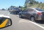 Motorista é preso após bater em carros na freeway e tentar fugir pela contramão