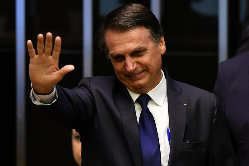  Brazils President-elect Jair Bolsonaro gestures at the Congress before he is sworn in as Brazils new president, in Brasilia on January 1, 2019. - Bolsonaro takes office with promises to radically change the path taken by Latin Americas biggest country by trashing decades of centre-left policies. (Photo by Nelson ALMEIDA / AFP)Editoria: POLLocal: BrasíliaIndexador: NELSON ALMEIDASecao: governmentFonte: AFPFotógrafo: STF