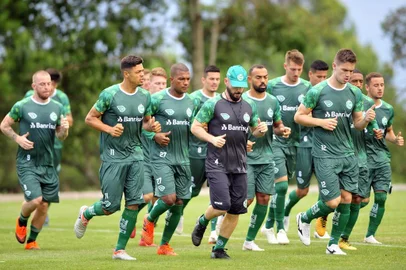  CAXIAS DO SUL, RS, BRASIL, 26/12/2018. Treino do Juventude no CT. O Juventude está se preparando para o campeonato gáucho 2018. Na foto, volante Mateus Santana (E) ao lado do preparador-físico Rodrigo Squinalli (de boné). (Porthus Junior/Agência RBS)Indexador:                                 