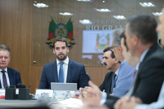 Governo gaúcho quer redução de jornada, diminuição de salários, corte de cargos e funções