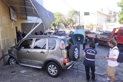  CAXIAS DO SUL, RS, BRASIL 06/12/2018Homem morre em acidente no bairro Jardelino Ramos em Caxias. Colisão ocorreu na Rua Treze de Maio, pouco antes das 8h da manhã. (Felipe Nyland/Agência RBS)