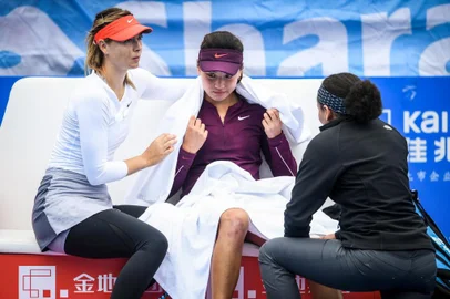 Maria Sharapova (L) of Russia talks with Wang Xinyu (C) of China who retired hurt after their womens singles second round match of the ShenSTRzhen Open tennis tournament in Shenzhen in Chinas southern Guangdong province on January 2, 2019. (Photo by STR / AFP) / China OUTEditoria: SPOLocal: ShenzhenIndexador: STRSecao: tennisFonte: AFPFotógrafo: STR