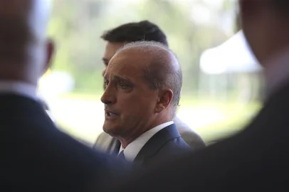  Onyx Lorenzoni fala à imprensa no Centro Cultural Banco do BrasilO ministro extraordinário do governo de transição do presidente eleito Jair Bolsonaro, Onyx Lorenzoni, fala à imprensa no Centro Cultural Banco do Brasil (CCBB), em Brasília.Valter Campanato/Agência Brasil