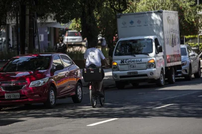  PORTO ALEGRE, RS, BRASIL - A partir do dia 1º de março deste ano, pedestres e ciclistas poderão ser multados por diversas infrações. A punição já era prevista no CTB (Código de Trânsito Brasileiro) desde 1997, mas não vigorava por falta de regulamentação.As regras para esse tipo de infração foram definidas em outubro de 2016, e o prazo inicial para implementação era de abril do ano passado. O Contran (Conselho Nacional de Trânsito), porém, adiou o início da aplicação para este ano, para que os órgãos de trânsito tivessem mais tempo para se adaptar.Quando Pedestres poderão serem multados:Ficar no meio da rua;Atravessar fora da faixa, da passarela ou passagem subterrânea;Utilizar as vias sem autorização para festas, práticas esportivas, desfiles, ou atividades que prejudiquem o trânsito.Quando ciclistas poderão serem multados:CiclistasAndar na calçada quando não há sinalização permitindo;Guiar de ¿forma agressiva¿;Andar em vias de trânsito rápido, que não têm cruzamentos;Pedalar sem as mãos;Transportar peso incompatível;Andar na contramão na pista dos carros.Indexador: Jefferson Botega