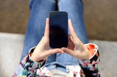 Mulher usando o celular. Foto para a coluna de Cris silva do dia 4 de janeiro de 2019