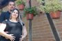 Carla Martinelli, com 7 meses de gravidez, e o marido, Alexsander Martinelli. Fonte de pauta sobre tratamento para engravidar para o caderno Vida