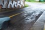 Acúmulo de água danifica pavimento embaixo de viadutos em Caxias do Sul