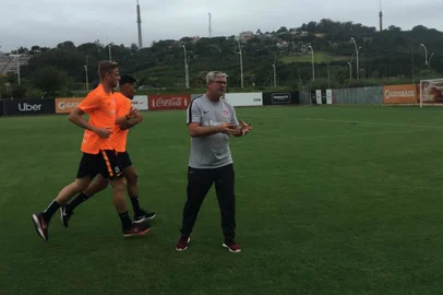 Técnico do Inter Odair Hellamann durante treino no CT Parque Gigante