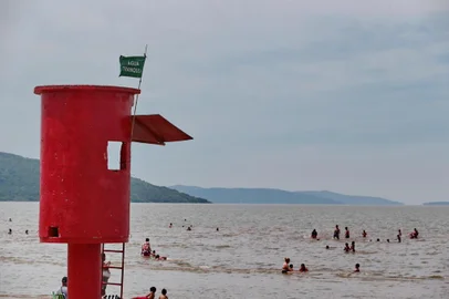  PORTO ALEGRE-RS- BRASIL- 30/12/2018- O último fim de semana do ano de praia no Lami. Ambiental de quem ficou em POA para curtir a praia. Casa de salva-vidas guarnecida no lami.  FOTO FERNANDO GOMES/DIÁRIO GAÚCHO.