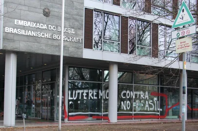 Embaixada brasileira em Berlim é pichadaDEU - PICHAÇÃO/EMBAIXADA/BRASIL/BERLIM - INTERNACIONAL - A embaixada do Brasil em Berlim, na Alemanha, amanheceu pichada com a frase Lutaremos     contra o fascismo no Brasil, neste sábado, 05.    05/01/2019 - Foto: FÁBIO VIEIRA/FOTORUA/ESTADÃO CONTEÚDOEditoria: INTERNACIOLocal: BERLIMIndexador: FÁBIO VIEIRAFotógrafo: FOTORUA