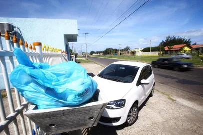 Após quase uma semana, prefeitura de Balneário Pinhal promete normalização da coleta de lixo. 05/01/2018
