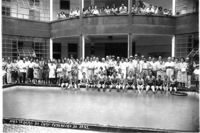  Grupo de veranistas no interior do Balneário Hotel Osvaldo Cruz, em 1943