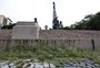 Mato, buracos e pedras soltas: o descaso com a Praça da Matriz