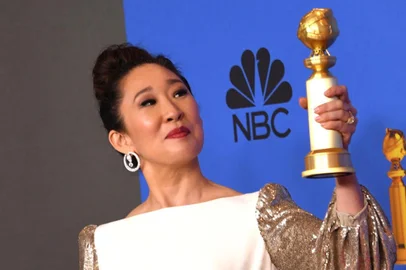 76th Annual Golden Globe Awards - Press RoomHost and Best Performance by an Actress in a Television Series – Drama for Killing Eve winner Sandra Oh poses with the trophy during the 76th annual Golden Globe Awards on January 6, 2019, at the Beverly Hilton hotel in Beverly Hills, California. (Photo by Mark RALSTON / AFP)Editoria: ACELocal: Beverly HillsIndexador: MARK RALSTONSecao: televisionFonte: AFPFotógrafo: STF
