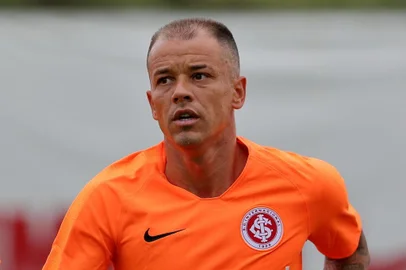  PORTO ALEGRE, RS, BRASIL, 03/01/2018: Reapresentação do Inter no CT Parque Gigante. Na foto, os jogadores Victor Cuesta e D'Alessandro. (CAMILA DOMINGUES/AGÊNCIA RBS)