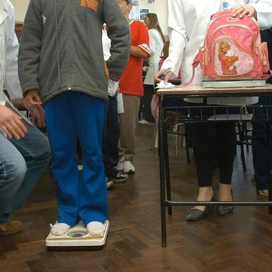 *** Pesagem de Mochilas-RRigon ***Pesagem de Mochilas. Alunos de Fisioterapia da UCS pesam mochilas de alunos do Colégio Cristovão de Mendoza.