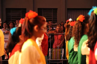  CAXIAS DO SUL, RS, BRASIL, 20/02/2016. Segundo desfile cênico-musical da Festa da Uva 2016 na Rua Plácido de Castro teve arquibancadas mais cheias, bom espaço nas calçadas, distribuição de uva no final e população pedindo bis para a Orquestra Municipal de Sopros. A noite também foi marcada por reclamações dos ambulantes, que não tiveram pontos de luz à sua disposição, puxaram ligação dos postes e tiveram a energia cortada pela RGE. (Diogo Sallaberry/Agência RBS)