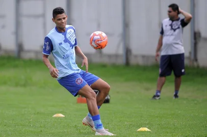 CAXIAS DO SUL, RS, BRASIL 08/01/2019Time do SER Caxias treina no CT do clube. Na foto: Atacante João Vitor(Felipe Nyland/Agência RBS)