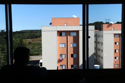  Caxias do Sul - RS - Brasil. 02/10/2013.Apartamentos do loteamento Campos da Serra estão vazios porque moradores que ganharam as chaves não ocupam os imóveis ou não moram ali. Foto: Daniela Xu/Agência RBS