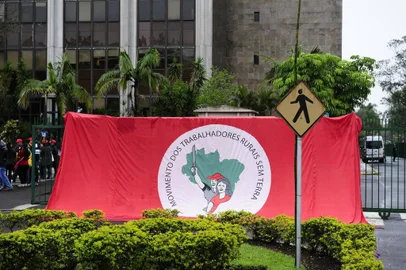  PORTO ALEGRE, RS, BRASIL - 05-09-2016 - MST invade Incra e Ministério da Fazenda e exige retomada da reforma agrária. Grupo impede a entrada de funcionários nos prédios e protesta, ainda, contra a reforma da previdência rural. (FOTO: RONALDO BERNARDI/AGÊNCIA RBS)