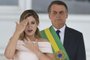  A primeira-dama Michelle Bolsonaro discursa em libras (linguagem de sinais destinada à comunidade surda) no Parlatório do Palácio do Planalto, antes do pronunciamento do presidente Jair Bolsonaro.à pedido de Silvana Pires