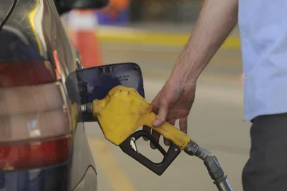  CAXIAS DO SUL, RS, BRASIL, 18/10/2012 - Ainda não falta gasolina nos postos de Caxias do Sul. Porém estoques estão baixos. (JONAS RAMOS / ESPECIAL)