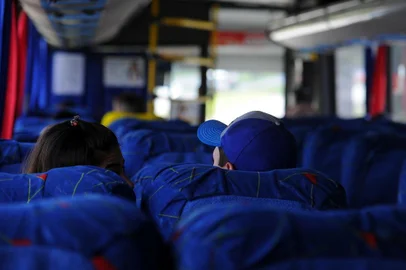  CAXIAS DO SUL, RS, BRASIL 22/11/2017Sequência de roubos a ônibus intermunicipais assustam passageiros e funcionários. Os bandidos embarcam como clientes e, na saída de Caxias do Sul, anunciam o assalto e fazem um ¿arrastão¿ entre os passageiros. (Felipe Nyland/Agência RBS)