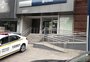 Ladrões rendem gerente de banco, roubam dinheiro e armas e fogem em Porto Alegre
