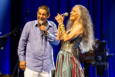 Maria Bethânia e Zeca Pagodinho no show De Santo Amaro a Xerém