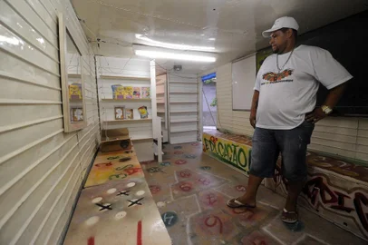  CAXIAS DO SUL, RS, BRASIL, 10/01/2018 - O morador do bairro Reolon, Maicon é um dos responsáveis por transformar um baú de caminhão em Centro Cultural. Depois de reformado, o ex-caminhão será transportado e instalado na praça do bairro. (Marcelo Casagrande/Agência RBS)