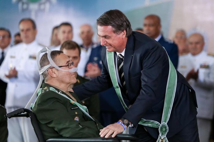 Resultado de imagem para Bolsonaro com militares villas boas
