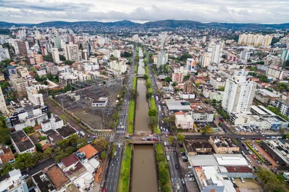  PORTO ALEGRE, RS, BRASIL, 13/09/2016 : Projeto de faixa exclusiva para ônibus na Avenida Ipiranga, em Porto Alegre. (Omar Freitas/Agência RBS)