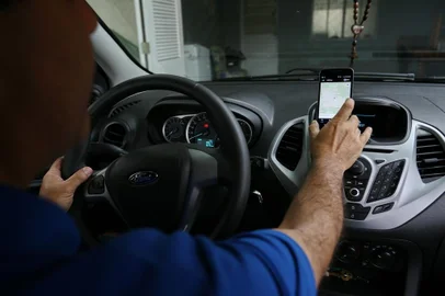 PORTO ALEGRE, RS, BRASIL, 08-01-2017. Motorista reclama do Uber. Ele prefere não ser identificado. (CARLOS MACEDO/AGÊNCIA RBS)