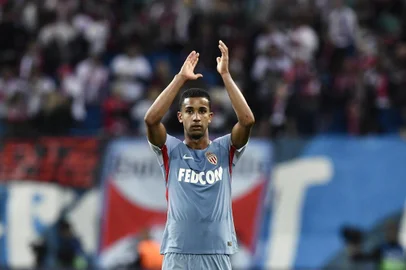  Monacos Brazilian defender Jorge applauds their supporters after the UEFA Champions League group G football match RB Leipzig v AS Monaco in Leipzig, eastern Germany on September 13, 2017. The match ended in a 1 - 1 draw. / AFP PHOTO / John MACDOUGALLEditoria: SPOLocal: LeipzigIndexador: JOHN MACDOUGALLSecao: soccerFonte: AFPFotógrafo: STF
