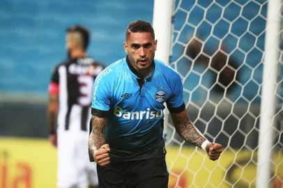  PORTO ALEGRE, RS, BRASIL, 23-05-2015: Grêmio enfrenta o Figueirense, na Arena, em partida válida pela 2ª rodada do Brasileirão. Braian Rodríguez comemora o único gol da partida (FOTO: Fernando Gomes/Agencia RBS, Esportes).