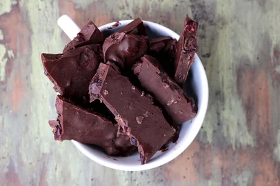 Lascas-de-chocolate-amargo-com-cranberries-Baixa-3Importação Donnahttp://cdn.revistadonn