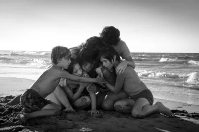 roma, filme de Alfonso Cuarón(L to R) Marco Graf, Daniela Demesa, Yalitza Aparicio, Marina De Tavira, Diego Cortina Autrey e Carlos Peralta Jacobson in Roma, written and directed by Alfonso Cuarón.