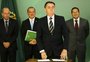 Bolsonaro assina decreto que facilita posse de armas