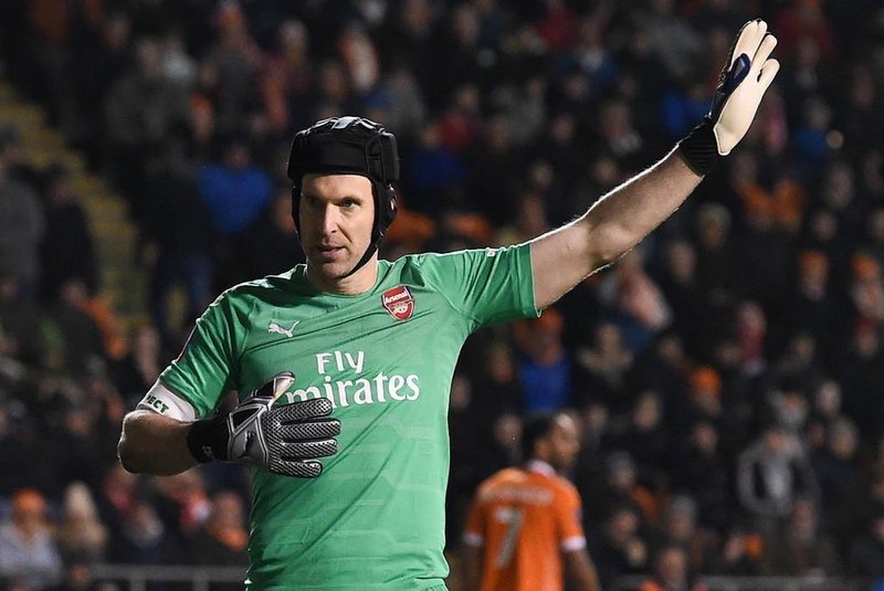  Arsenals Czech goalkeeper Petr Cech gestures during the English FA Cup third round football match between Blackpool and Arsenal at Bloomfield Road in Blackpool, north west England on January 5, 2019. (Photo by Paul ELLIS / AFP) / RESTRICTED TO EDITORIAL USE. No use with unauthorized audio, video, data, fixture lists, club/league logos or live services. Online in-match use limited to 120 images. An additional 40 images may be used in extra time. No video emulation. Social media in-match use limited to 120 images. An additional 40 images may be used in extra time. No use in betting publications, games or single club/league/player publications. / Editoria: SPOLocal: BlackpoolIndexador: PAUL ELLISSecao: soccerFonte: AFPFotógrafo: STF