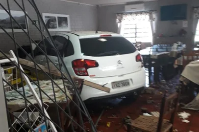 Um carro adentrou em uma loja de conveniência e restaurante na manhã da terça-feira no município de São Valentim do Sul. Ainda que o acidente tenha causado diversos danos na estrutura da loja, ninguém se feriu.De acordo com a Brigada Militar de São Valentim do Sul, a ocorrência foi registrada por volta das 9h30min.